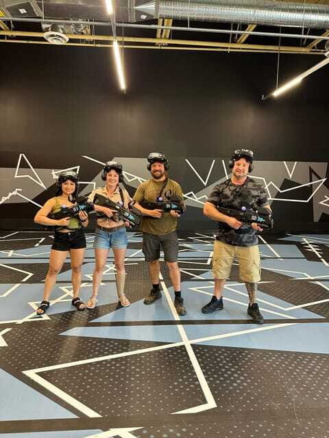 Vancouver: Virtual Reality by Zero Latency - Outbreak - Picking zombies or robots, and playing with a team up to 8